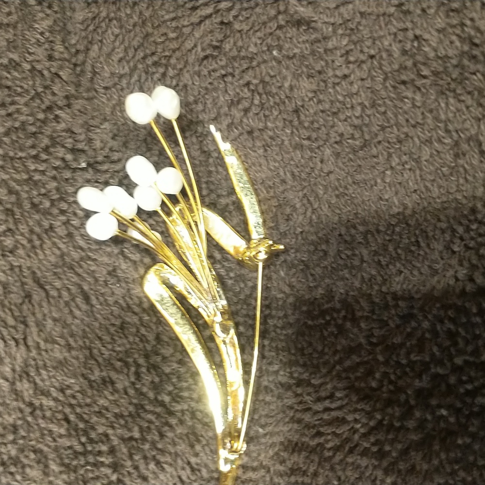 Freshwater pearl spray brooch. - Picture 3 of 5